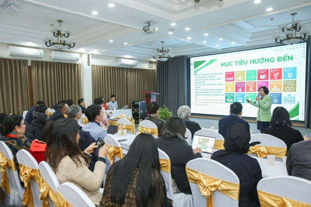B&agrave; Nguyễn Thị Thu - Trưởng l&agrave;ng N&ocirc;ng nghiệp th&ocirc;ng minh Techfest đang thuyết tr&igrave;nh tại sự kiện.