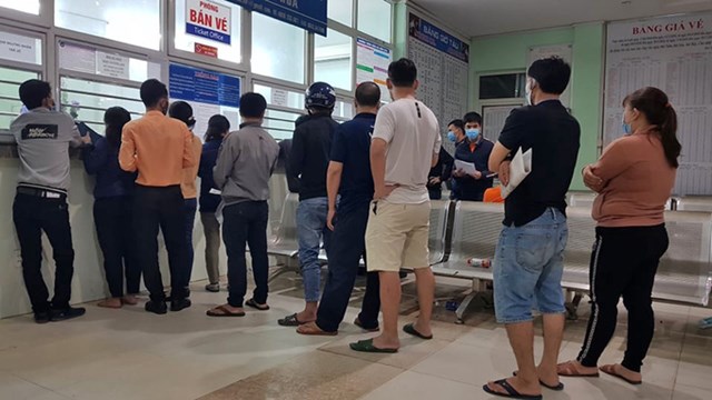 Kh&aacute;ch xếp h&agrave;ng chờ trả v&eacute; tại ga Bi&ecirc;n Ho&agrave; tối 1/2