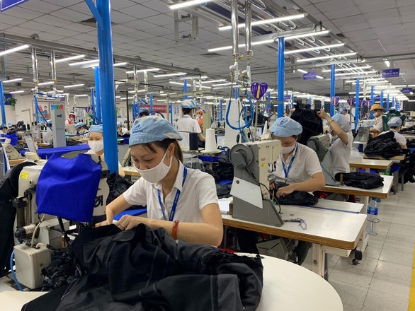 Do ảnh hưởng của dịch COVID-19 n&ecirc;n tiền lương của người lao động năm 2020 giảm, về thưởng Tết Nguy&ecirc;n đ&aacute;n cũng mới chỉ c&oacute; khoảng 50% doanh nghiệp thưởng cho người lao động 1 th&aacute;ng lương.