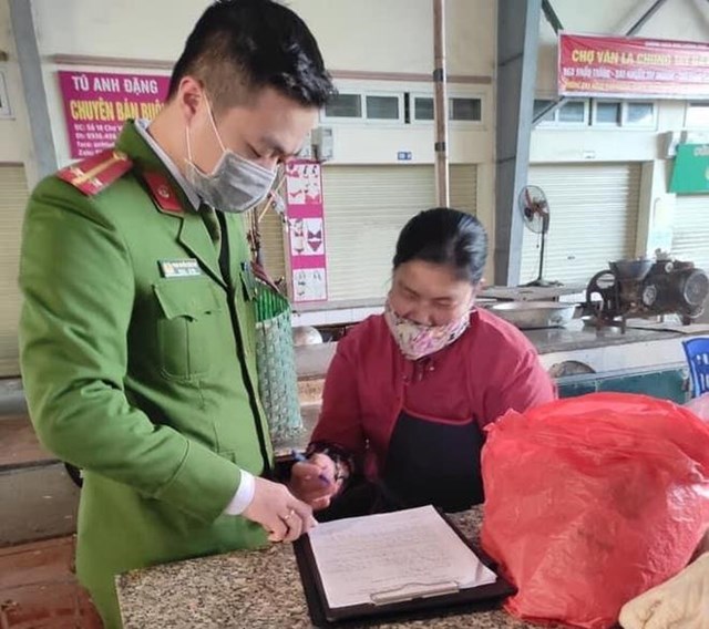 H&#224; Nội: Kh&#244;ng đeo khẩu trang nơi cộng cộng, 29 trường hợp bị phạt 47 triệu đồng - Ảnh 1