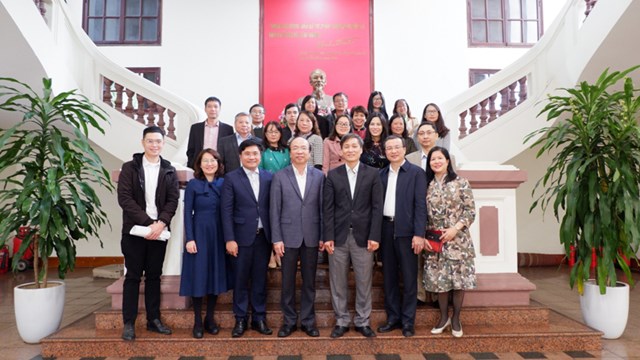 Nguy&ecirc;n Thứ trưởng Bộ Tư ph&aacute;p, Chủ tịch Viện H&agrave;n l&acirc;m Khoa học x&atilde; hội Việt Nam Phan Ch&iacute; Hiếu v&agrave; Thứ trưởng Bộ Tư ph&aacute;p Nguyễn Kh&aacute;nh Ngọc chụp ảnh lưu niệm c&ugrave;ng tập thể Viện Khoa học ph&aacute;p l&yacute; v&agrave; Vụ C&aacute;c vấn đề chung về x&acirc;y dựng ph&aacute;p luật