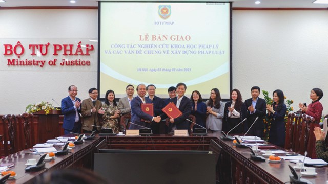 Nguy&ecirc;n Thứ trưởng Phan Ch&iacute; Hiếu v&agrave; Thứ trưởng Nguyễn Kh&aacute;nh Ngọc k&yacute; bi&ecirc;n bản b&agrave;n giao