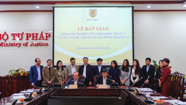 B&#224;n giao c&#244;ng t&#225;c nghi&#234;n cứu khoa học ph&#225;p l&#253; v&#224; c&#225;c vấn đề chung về x&#226;y dựng ph&#225;p luật - Ảnh 3