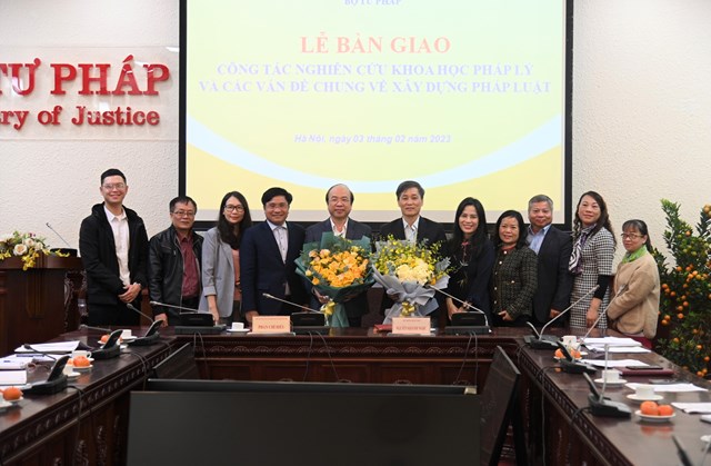 B&#224;n giao c&#244;ng t&#225;c nghi&#234;n cứu khoa học ph&#225;p l&#253; v&#224; c&#225;c vấn đề chung về x&#226;y dựng ph&#225;p luật - Ảnh 4