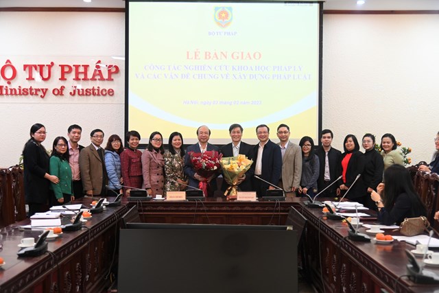 B&#224;n giao c&#244;ng t&#225;c nghi&#234;n cứu khoa học ph&#225;p l&#253; v&#224; c&#225;c vấn đề chung về x&#226;y dựng ph&#225;p luật - Ảnh 5