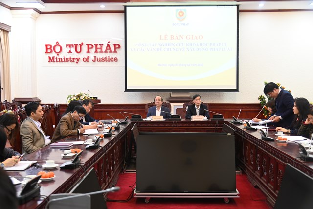 B&#224;n giao c&#244;ng t&#225;c nghi&#234;n cứu khoa học ph&#225;p l&#253; v&#224; c&#225;c vấn đề chung về x&#226;y dựng ph&#225;p luật - Ảnh 1