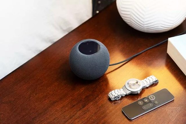 Loa th&ocirc;ng minh&nbsp;Homepod Mini&nbsp;giảm 200.000 đồng, c&ograve;n 3,8 triệu đồng. Loa c&oacute; kiểu d&aacute;ng nhỏ, gọn. Phần cứng của sản phẩm được r&uacute;t gọn với một củ loa ch&iacute;nh (driver) lớn, 2 loa thụ động v&agrave; một ống dẫn &acirc;m để ph&acirc;n t&aacute;n &acirc;m thanh 360 độ. Chất lượng &acirc;m thanh của HomePod mini được đ&aacute;nh gi&aacute; kh&aacute; tốt so với những loa th&ocirc;ng minh nhỏ như Amazon Echo Dot hay Google Nest Mini. Ảnh:&nbsp;The Verge.