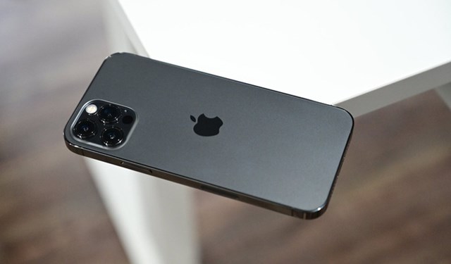iPhone 12 Pro, iPhone 12 Pro Max&nbsp;ch&iacute;nh h&atilde;ng bản 128 GB, m&agrave;u đen đều được giảm 200.000 đồng, c&ograve;n 27,3 v&agrave; 29,8 triệu đồng. C&aacute;c hệ thống b&aacute;n lẻ cho biết iPhone 12 Pro v&agrave; iPhone 12 Pro Max l&agrave; 2 mẫu iPhone được nhiều người d&ugrave;ng chọn mua. Trong đ&oacute;, iPhone 12 Pro Max được đ&aacute;nh gi&aacute; l&agrave; sản phẩm chủ lực trong dịp Tết Nguy&ecirc;n đ&aacute;n. Ảnh:&nbsp;Apple Insider.