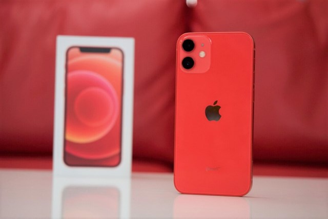 iPhone 12&nbsp;ch&iacute;nh h&atilde;ng 64 GB, m&agrave;u đỏ đang được ch&agrave;o b&aacute;n với gi&aacute; 20,9 triệu đồng, giảm 800.000 đồng so với trước. C&aacute;c phi&ecirc;n bản m&agrave;u kh&aacute;c như xanh dương, đen, trắng cao hơn 600.000 đồng. Ảnh:&nbsp;PhoneArena.
