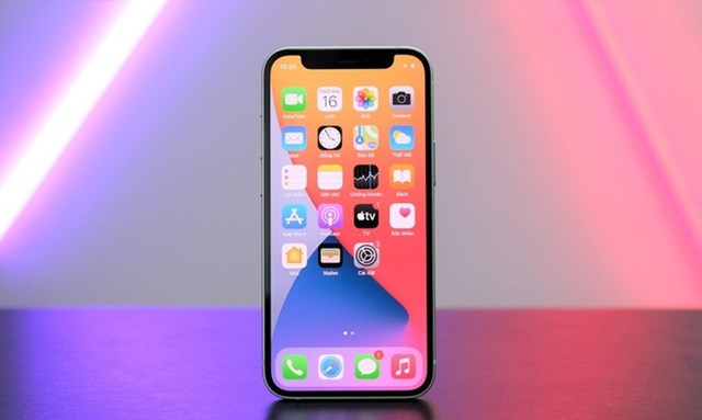 iPhone 12 mini&nbsp;ch&iacute;nh h&atilde;ng l&ecirc;n kệ tại Việt Nam v&agrave;o cuối th&aacute;ng 11/2020, gi&aacute; từ 19 triệu đồng cho bản 64 GB. Hiện tại, m&aacute;y được ch&agrave;o b&aacute;n với gi&aacute; 17,8 triệu đồng, giảm 1,2 triệu đồng. Theo đại diện c&aacute;c hệ thống b&aacute;n lẻ, iPhone 12 mini &iacute;t được người d&ugrave;ng lựa chọn.