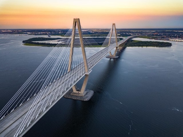 Cầu Arthur Ravenel Jr., Mỹ:&nbsp;Mặc d&ugrave; kh&ocirc;ng nổi tiếng bằng Cổng V&agrave;ng, cầu Arthur Ravenel cũng l&agrave; một c&ocirc;ng tr&igrave;nh đầy ngoạn mục. Đặc biệt, v&agrave;o ban đ&ecirc;m, c&acirc;y cầu tr&ocirc;ng c&agrave;ng đẹp hơn khi được thắp s&aacute;ng. Arthur Ravenel c&oacute; nhịp ch&iacute;nh 471 m d&agrave;i thứ ba trong số c&aacute;c c&acirc;y cầu d&acirc;y văng ở T&acirc;y B&aacute;n cầu. Bắc qua s&ocirc;ng Cooper ở Nam Carolina.&nbsp;902 triệu USD&nbsp;l&agrave; chi ph&iacute; để x&acirc;y dựng c&acirc;y cầu n&agrave;y.