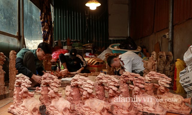Nghề l&#224;m tr&#226;u gỗ gi&#225; bạc triệu đắt kh&#225;ch, nghệ nh&#226;n l&#224;ng ở H&#224; Nội tất bật những ng&#224;y cận Tết - Ảnh 1