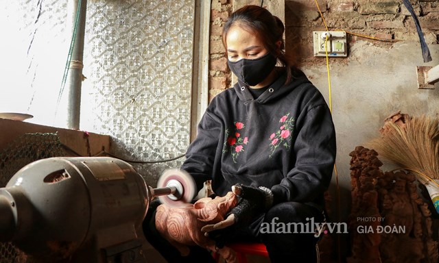 Nghề l&#224;m tr&#226;u gỗ gi&#225; bạc triệu đắt kh&#225;ch, nghệ nh&#226;n l&#224;ng ở H&#224; Nội tất bật những ng&#224;y cận Tết - Ảnh 2
