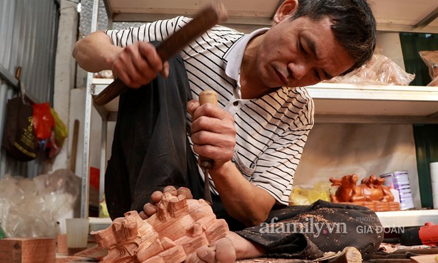 Nghề l&#224;m tr&#226;u gỗ gi&#225; bạc triệu đắt kh&#225;ch, nghệ nh&#226;n l&#224;ng ở H&#224; Nội tất bật những ng&#224;y cận Tết - Ảnh 14