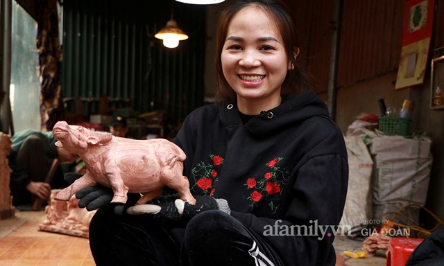 Nghề l&#224;m tr&#226;u gỗ gi&#225; bạc triệu đắt kh&#225;ch, nghệ nh&#226;n l&#224;ng ở H&#224; Nội tất bật những ng&#224;y cận Tết - Ảnh 3