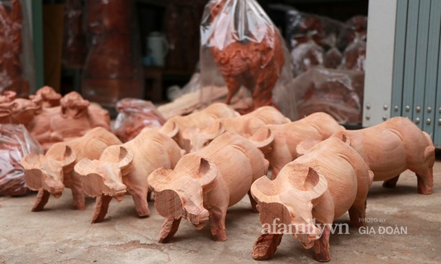 Nghề l&#224;m tr&#226;u gỗ gi&#225; bạc triệu đắt kh&#225;ch, nghệ nh&#226;n l&#224;ng ở H&#224; Nội tất bật những ng&#224;y cận Tết - Ảnh 7