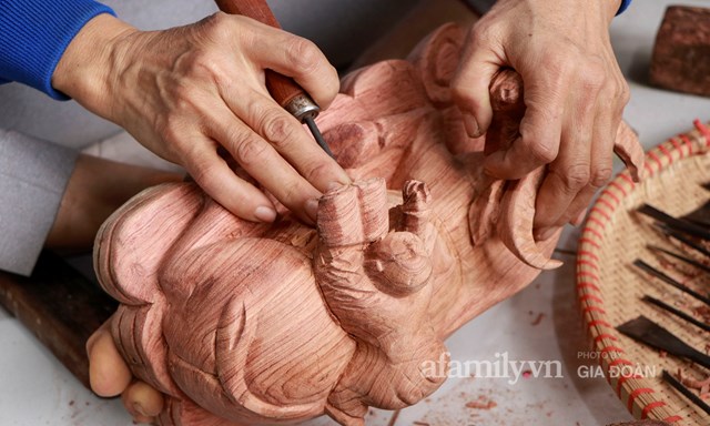 Nghề l&#224;m tr&#226;u gỗ gi&#225; bạc triệu đắt kh&#225;ch, nghệ nh&#226;n l&#224;ng ở H&#224; Nội tất bật những ng&#224;y cận Tết - Ảnh 8