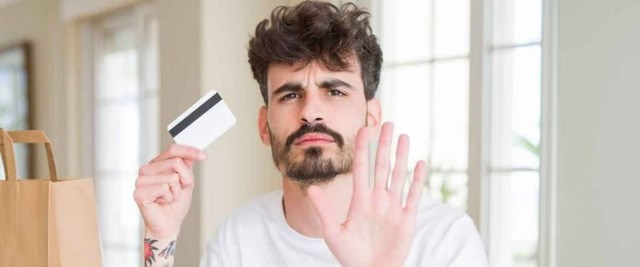Buffett n&oacute;i nếu bạn đang mang nợ thẻ t&iacute;n dụng, h&atilde;y dừng lại ngay.&nbsp;