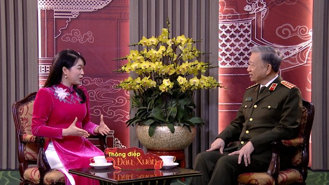Bộ trưởng Bộ C&ocirc;ng an T&ocirc; L&acirc;m trao đổi với ph&oacute;ng vi&ecirc;n trong chương tr&igrave;nh Th&ocirc;ng điệp đầu xu&acirc;n.