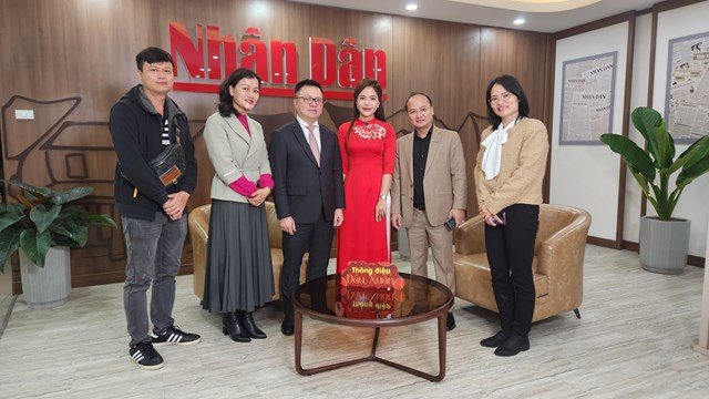 &Ocirc;ng L&ecirc; Quốc Minh, Chủ tịch Hội Nh&agrave; b&aacute;o Việt Nam, Tổng Bi&ecirc;n tập B&aacute;o Nh&acirc;n d&acirc;n (thứ 3 từ tr&aacute;i sang) c&ugrave;ng l&atilde;nh đạo, ph&oacute;ng vi&ecirc;n Đ&agrave;i truyền h&igrave;nh KTS VTC. &nbsp;