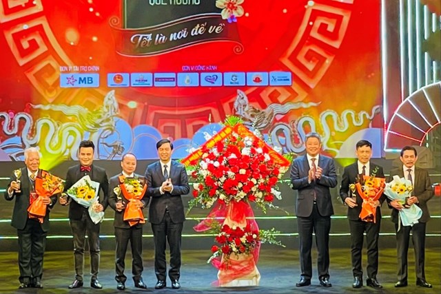 Ph&oacute; Chủ tịch UBND th&agrave;nh phố H&agrave; Nội Nguyễn Mạnh Quyền trao lẵng hoa của UBND th&agrave;nh phố tặng Ban Tổ chức chương tr&igrave;nh Gala Tết qu&ecirc; hương 2024 &nbsp;