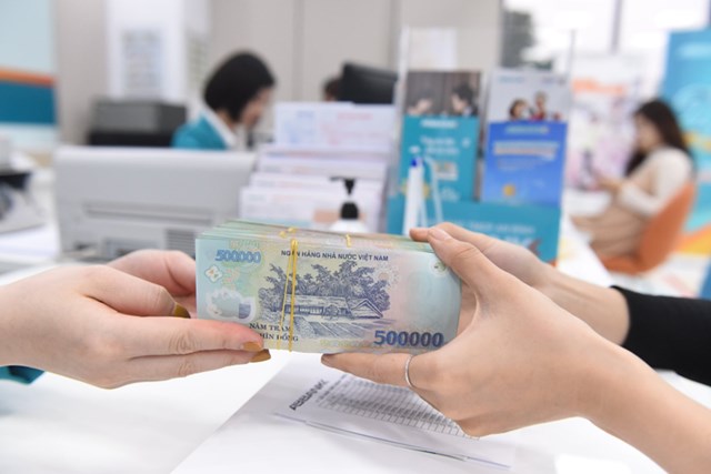 Người d&#226;n vẫn chuộng gửi tiền v&#224;o ng&#226;n h&#224;ng d&#249; l&#227;i suất hạ nhiệt - Ảnh 1