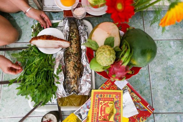 M&acirc;m c&uacute;ng Thần T&agrave;i thường c&oacute; c&aacute; l&oacute;c nướng. Ảnh: Quỳnh Trần