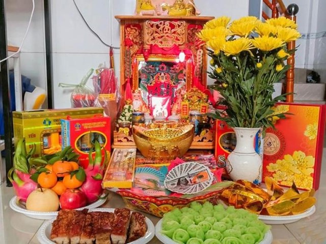 B&agrave;n thờ Thần T&agrave;i thường đặt ở vị tr&iacute; s&aacute;t cửa ra v&agrave;o để đ&oacute;n t&agrave;i lộc.
