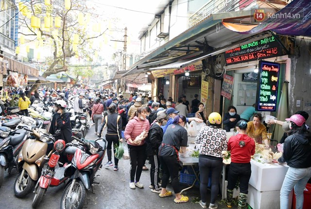 Chợ g&#224; c&#250;ng 30 Tết hỗn loạn, gi&#224;nh giật để mua d&#249; gi&#225; g&#224; tăng cao cả triệu đồng/con - Ảnh 1