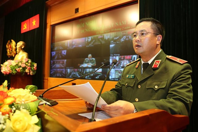 Thiếu tướng Phạm C&ocirc;ng Nguy&ecirc;n, Cục trưởng Cục Ph&aacute;p chế v&agrave; cải c&aacute;ch h&agrave;nh ch&iacute;nh, tư ph&aacute;p tr&igrave;nh b&agrave;y B&aacute;o c&aacute;o tại Hội nghị.