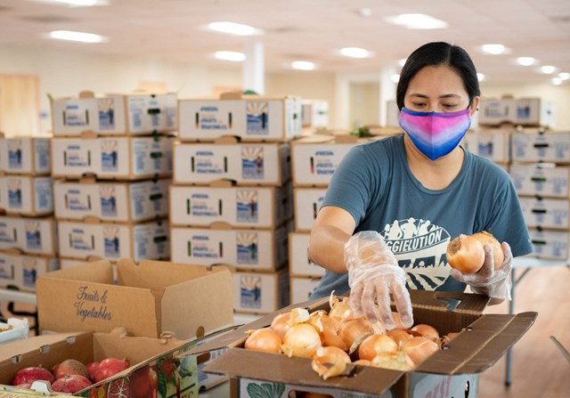 Covid-19 khiến cho d&ograve;ng người xếp h&agrave;ng xin trợ cấp nối d&agrave;i khắp thế giới (Ảnh minh họa - Ảnh: Nicholas Chan) &nbsp;