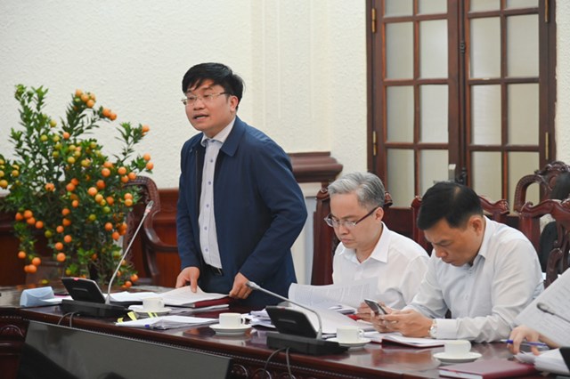 Viện trưởng Viện Khoa học ph&aacute;p l&yacute; Nguyễn Văn Cương tr&igrave;nh b&agrave;y b&aacute;o c&aacute;o tại phi&ecirc;n l&agrave;m việc