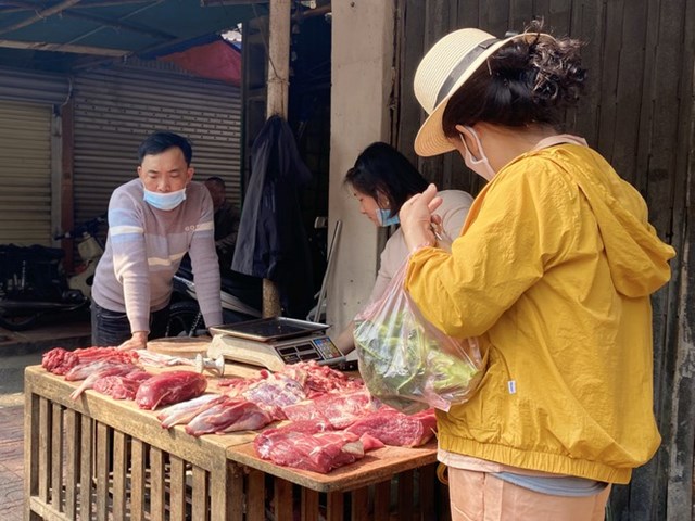 Thịt lợn giữ gi&aacute; ổn định trước, trong v&agrave; sau Tết Nguy&ecirc;n đ&aacute;n. Tuy nhi&ecirc;n, thịt b&ograve; theo đ&agrave; tăng từ trước Tết, một số phần ngon tăng tới 200.000 đồng/kg. &ldquo;Bắp hoa 700.000 đồng/kg, gầu 300.000 đồng/kg, l&otilde;i r&ugrave;a hết sạch v&igrave; kh&aacute;ch đặt ăn lẩu từ mấy ng&agrave;y nay&rdquo;, tiểu thương chợ Kim Li&ecirc;n (H&agrave; Nội) cho biết