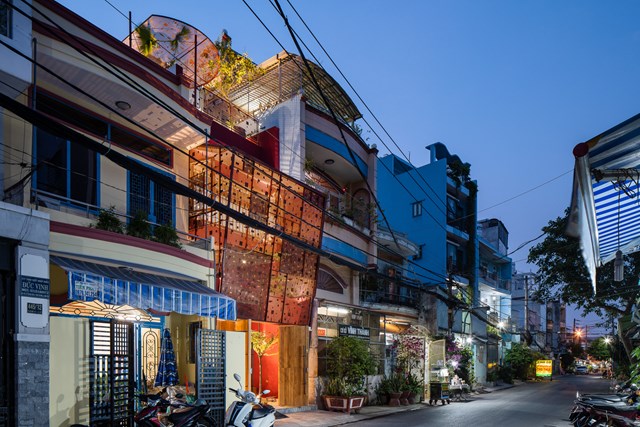 C&ocirc;ng tr&igrave;nh x&acirc;y dựng n&agrave;y l&agrave; m&oacute;n qu&agrave; của một người con g&aacute;i d&agrave;nh cho mẹ c&ocirc;, người đ&atilde; trải qua hơn 30 năm sống trong một căn nh&agrave; cũ kỹ, xuống cấp.&nbsp; &nbsp;