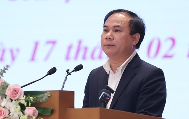 Thứ trưởng Bộ X&acirc;y dựng Nguyễn Văn Sinh tr&igrave;nh b&agrave;y b&aacute;o c&aacute;o về t&igrave;nh h&igrave;nh thị trường bất động sản
