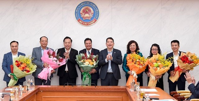 &Ocirc;ng Đỗ Việt H&agrave; v&agrave; &ocirc;ng Cao Anh Tuấn ch&uacute;c mừng c&aacute;c c&aacute;n bộ vừa được bổ sung v&agrave;o Ban Chấp h&agrave;nh, Ban Thường vụ Đảng ủy Bộ T&agrave;i ch&iacute;nh.