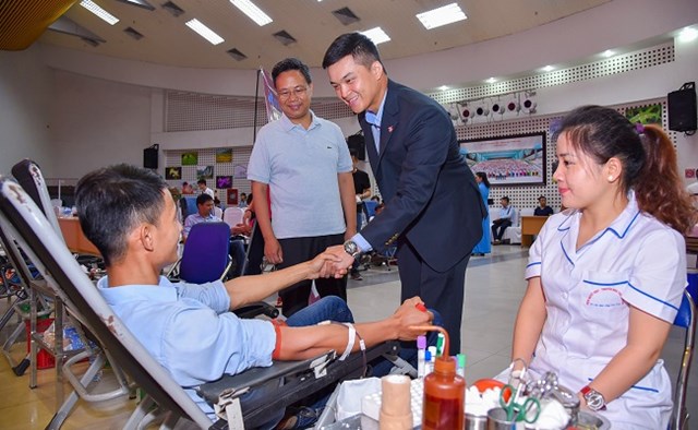 Anh L&ecirc; Viết Hiếu tại chương tr&igrave;nh hiến m&aacute;u nh&acirc;n đạo &ldquo;Giọt hồng y&ecirc;u thương" do Tập đo&agrave;n H&ograve;a B&igrave;nh tổ chức tại TP HCM