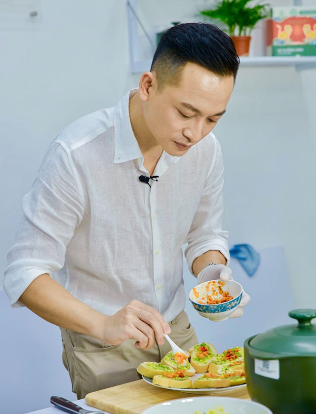 Ryan Pham tỉ mẩn trang tr&iacute; b&aacute;nh m&igrave; theo c&ocirc;ng thức của ri&ecirc;ng m&igrave;nh. Nguồn: NVCC