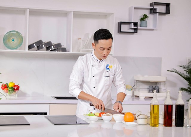 Anh ch&agrave;ng lu&ocirc;n hạnh ph&uacute;c khi tự tay nấu ăn cho cả nh&agrave;. Nguồn: NVCC