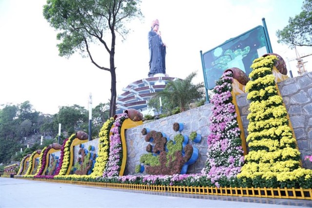Giữa N&uacute;i B&agrave; Đen xanh tươi, ng&agrave;n hoa rộ nở căng tr&agrave;n sức sống ng&agrave;y xu&acirc;n, Phật B&agrave; T&acirc;y Bổ Đ&agrave; Sơn đứng uy nghi&ecirc;m tr&ecirc;n đ&agrave;i sen bằng đồng phỏng theo c&aacute;nh sen tượng Phật thời L&ecirc;, tượng trưng cho sự thuần khiết v&agrave; lời nguyện cầu mưa thuận gi&oacute; h&ograve;a. Đ&acirc;y cũng l&agrave; nơi người d&acirc;n v&agrave; du kh&aacute;ch t&igrave;m về như điểm tựa tinh thần giữa những ng&agrave;y kh&oacute; khăn dịch bệnh v&agrave; cầu b&igrave;nh an, sung t&uacute;c cho một năm mới đang chờ đ&oacute;n ph&iacute;a trước.