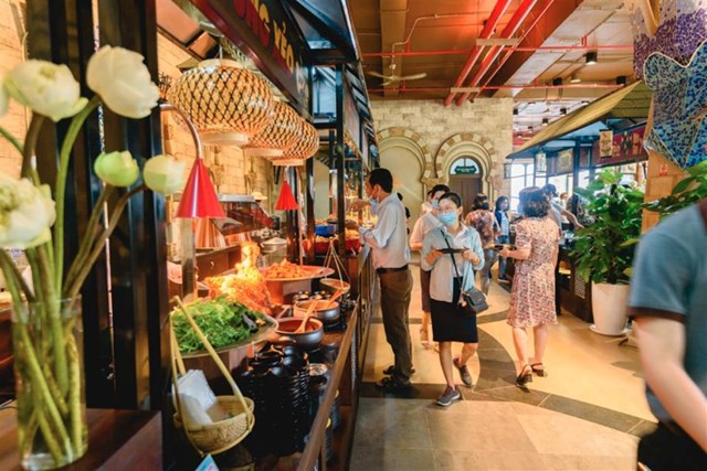 Đặc biệt, nh&agrave; h&agrave;ng c&ograve;n c&oacute; h&agrave;ng chục m&oacute;n thuần chay từ salad, b&aacute;nh mỳ, ch&egrave;, tr&aacute;i c&acirc;y đến m&oacute;n ăn ch&iacute;nh v&agrave; những điểm b&aacute;n cơm chay, hủ tiếu, b&aacute;nh canh chay để phục vụ ri&ecirc;ng cho kh&aacute;ch ăn chay.