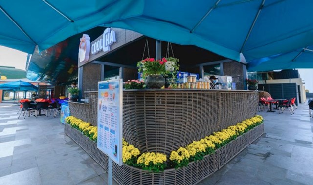 Qu&aacute;n cafe xinh xắn tr&ecirc;n đỉnh c&ugrave;ng nh&agrave; h&agrave;ng buffet V&acirc;n Sơn mới đi v&agrave;o hoạt động kh&ocirc;ng chỉ mang lại những trải nghiệm ẩm thực tuyệt vời m&agrave; c&ograve;n gi&uacute;p cho du kh&aacute;ch c&oacute; thể thoải m&aacute;i tận hưởng cả ng&agrave;y d&agrave;i kh&aacute;m ph&aacute; n&uacute;i B&agrave; Đen một c&aacute;ch trọn vẹn.
