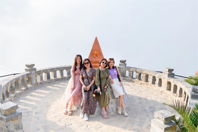 Trước khi di chuyển xuống ga đi dưới ch&acirc;n n&uacute;i để đi c&aacute;p treo Ch&ugrave;a Hang l&ecirc;n Ch&ugrave;a B&agrave; b&aacute;i Linh Sơn Th&aacute;nh Mẫu, đừng qu&ecirc;n "đ&aacute;nh dấu" chuyến xuất h&agrave;nh ng&agrave;y đầu năm mới thật &yacute; nghĩa b&ecirc;n ch&oacute;p th&aacute;p 986m &ndash; biểu tượng của chinh phục v&agrave; sự tự tin, để khởi đầu một năm tr&agrave;n đầy năng lượng v&agrave; vạn sự hanh th&ocirc;ng bạn nh&eacute;!