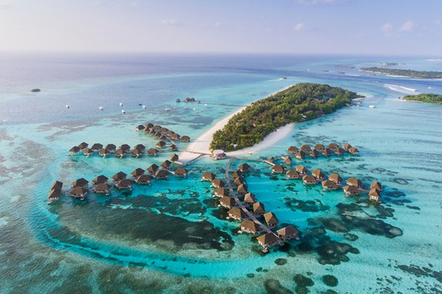 90% trong số 200 h&ograve;n đảo lớn nhỏ c&oacute; người sống tại Maldives được x&acirc;y th&agrave;nh c&aacute;c khu resort đẳng cấp nhất thế giới với kh&ocirc;ng gian biệt lập, chỉ c&oacute; bầu trời, nước biển xanh trong v&agrave; c&aacute;c dịch vụ cao cấp.&nbsp;