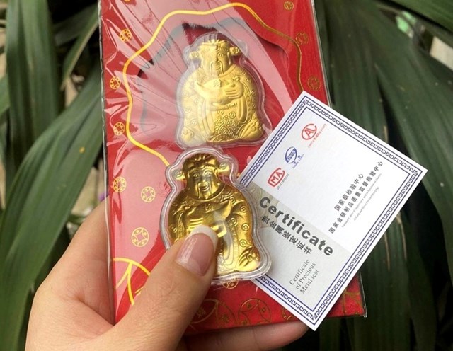 Những phong bao l&igrave; x&igrave; chứa Thần T&agrave;i c&oacute; gi&aacute; b&aacute;n chỉ từ 15.000 đồng/sản phẩm đang thu h&uacute;t kh&aacute;ch mua trước ng&agrave;y v&iacute;a Thần T&agrave;i. Ảnh:&nbsp;Hương L&ecirc;.