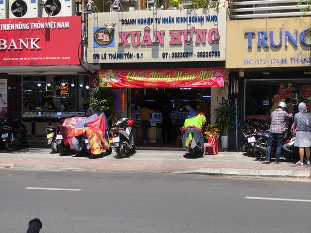 C&aacute;c tiệm v&agrave;ng tr&ecirc;n đường L&ecirc; Th&aacute;nh T&ocirc;n, Q.1 trưa ng&agrave;y 20.2 vắng kh&aacute;ch. ẢNH: T.XU&Acirc;N