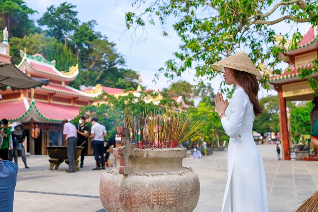T&#226;y Ninh “bội thu” du lịch, N&#250;i B&#224; Đen đ&#243;n hơn 1 triệu lượt kh&#225;ch đi c&#225;p treo dịp Tết - Ảnh 2