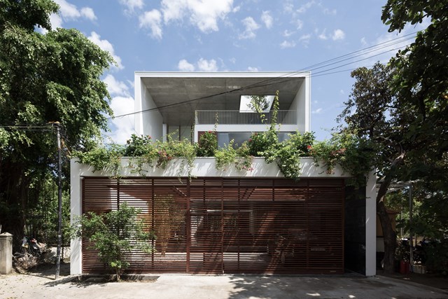 Tọa lạc tại TP Huế, Q-House l&agrave; nơi sinh sống của thế hệ trong một gia đ&igrave;nh Việt Nam điển h&igrave;nh với diện t&iacute;ch 277 m2. &nbsp;