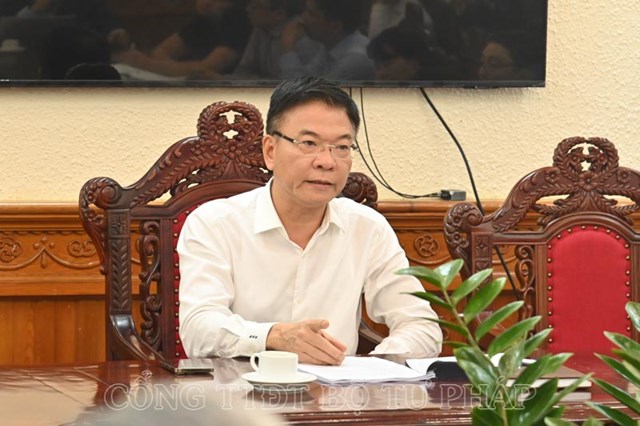 Bộ trưởng L&ecirc; Th&agrave;nh Long ph&aacute;t biểu tại cuộc họp.