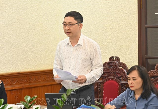 Ph&oacute; Vụ trưởng phụ tr&aacute;ch Vụ C&aacute;c vấn đề chung về x&acirc;y dựng ph&aacute;p luật Trần Anh Đức b&aacute;o c&aacute;o tại cuộc họp.